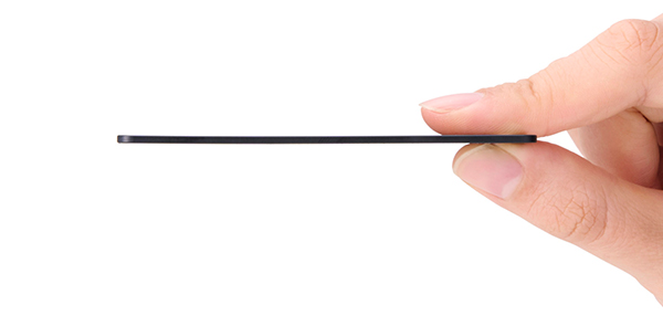 クレジットカード約2枚分の薄さ